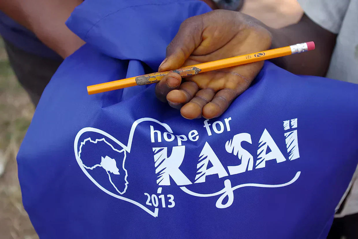 Santa Teresa equipa a todos los niños de Kasai